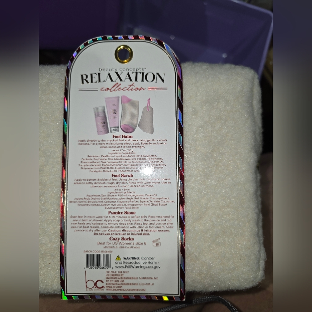 Beauty Concepts Relaxation Collection - Pink Foot Care Set with Cozy Socks - Picture 2 of 7